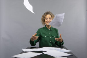 Karen lance des feuilles de papier